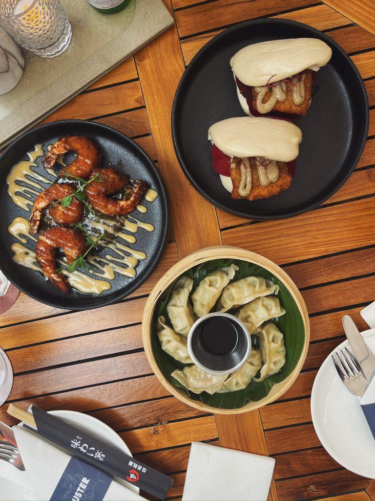 Bao buns geserveerd op het terras van Luster in Maastricht.