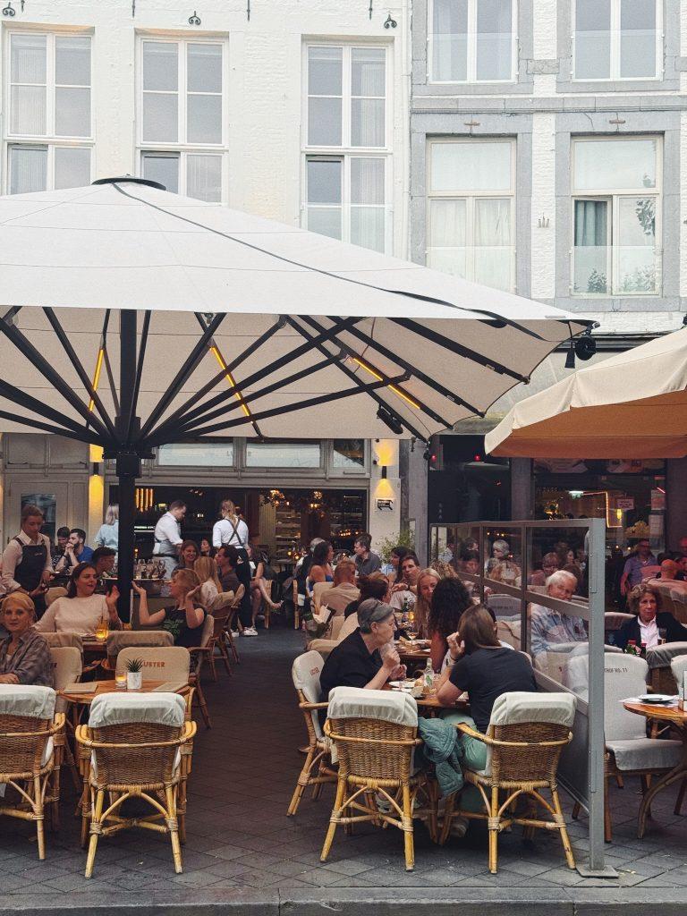 Het terras van Luster in Maastricht met uitzicht op de Sint Servaaskerk